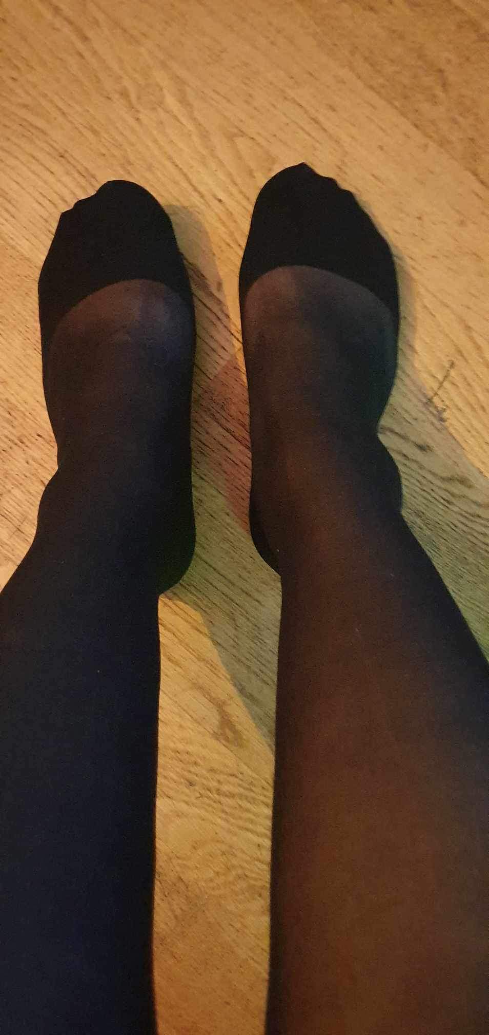 PIEDS EN COLLANT
