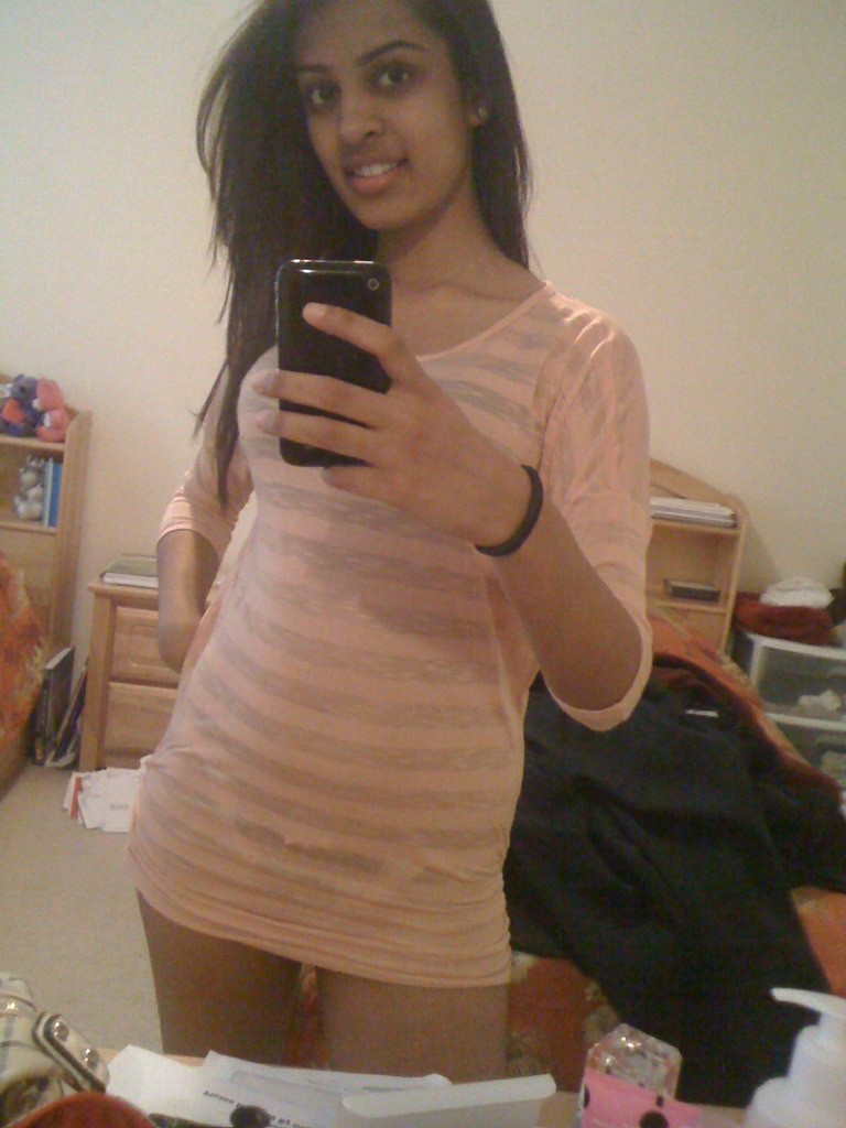 Dusky sexy Indian girl photoshoot