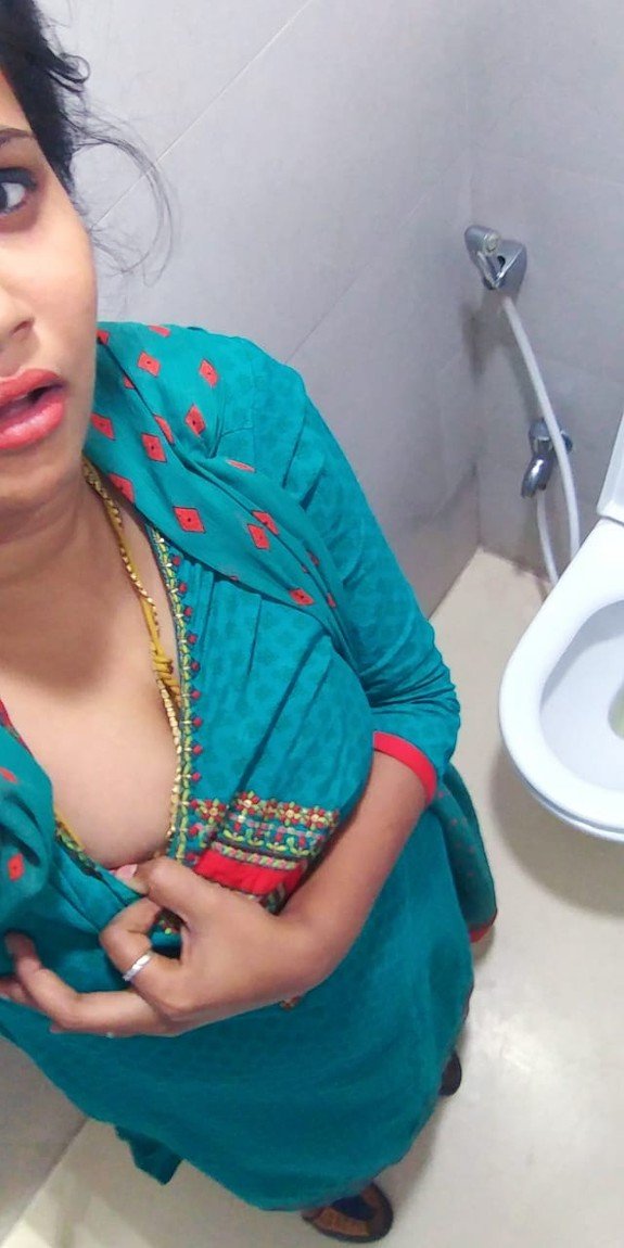 Photos of sexy Indian girl leaked by boyfriend