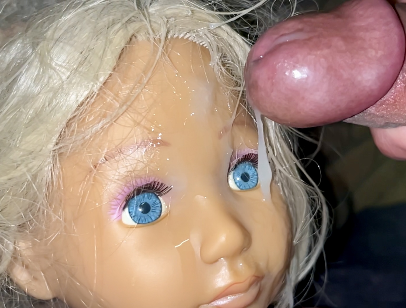 Smelly secondhand store hairdresser doll cumshot