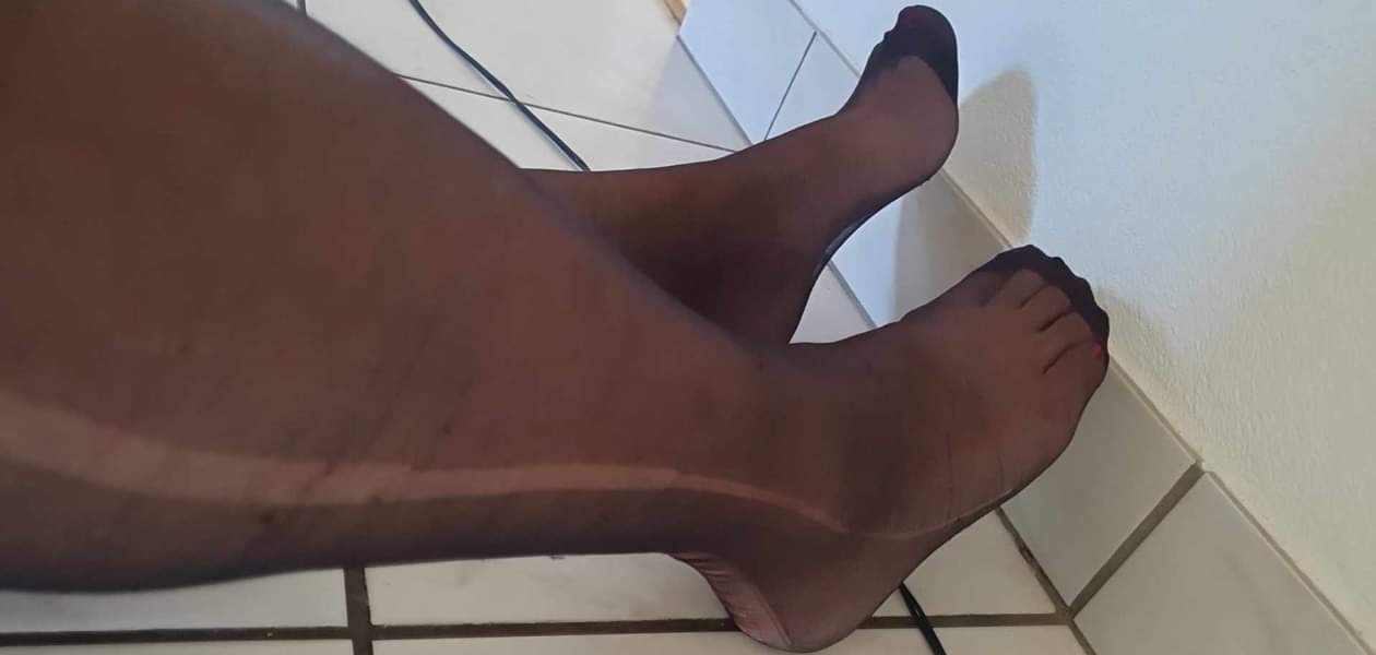 PIEDS EN COLLANT