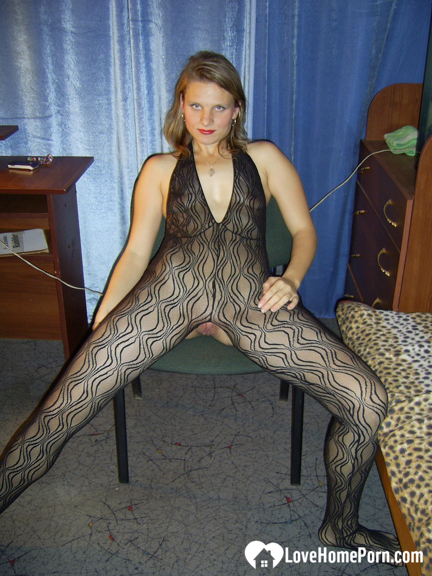 Kinky girlfriend in pantyhose fools around the apartment