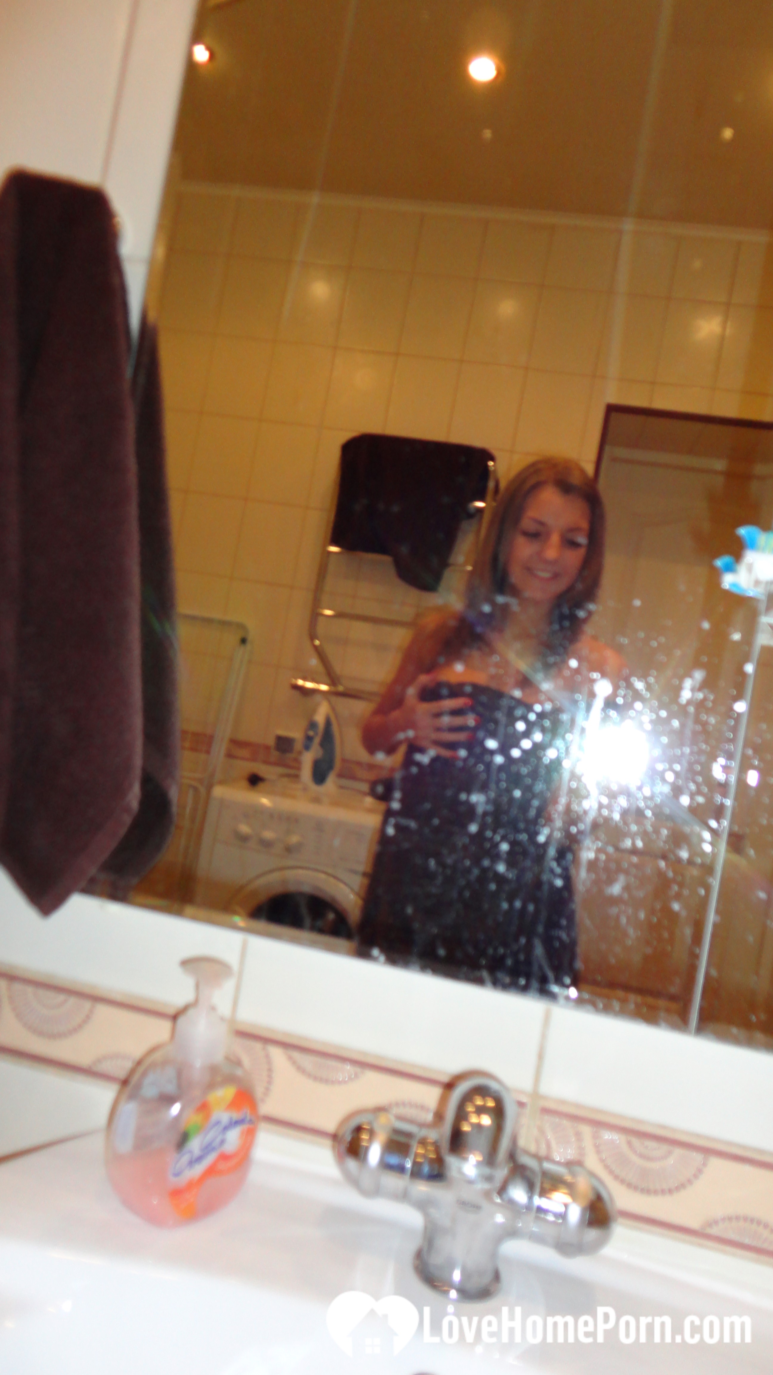 Amateur brunette babe taking selfies before her shower