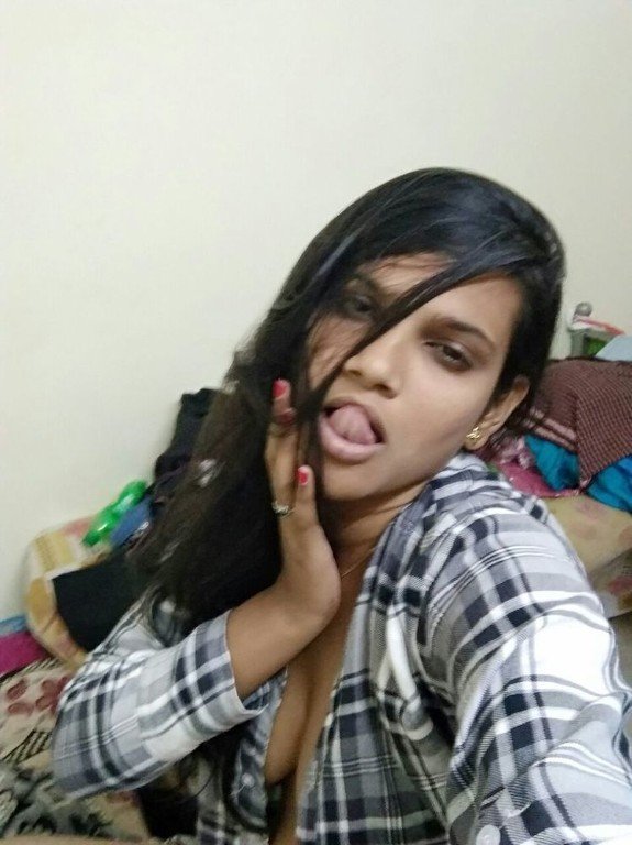 Photos of sexy Indian girl leaked by boyfriend