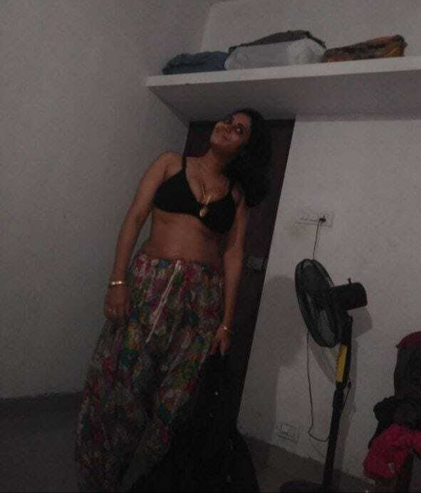 Indian mallu beautiful girl leaked pic(old)