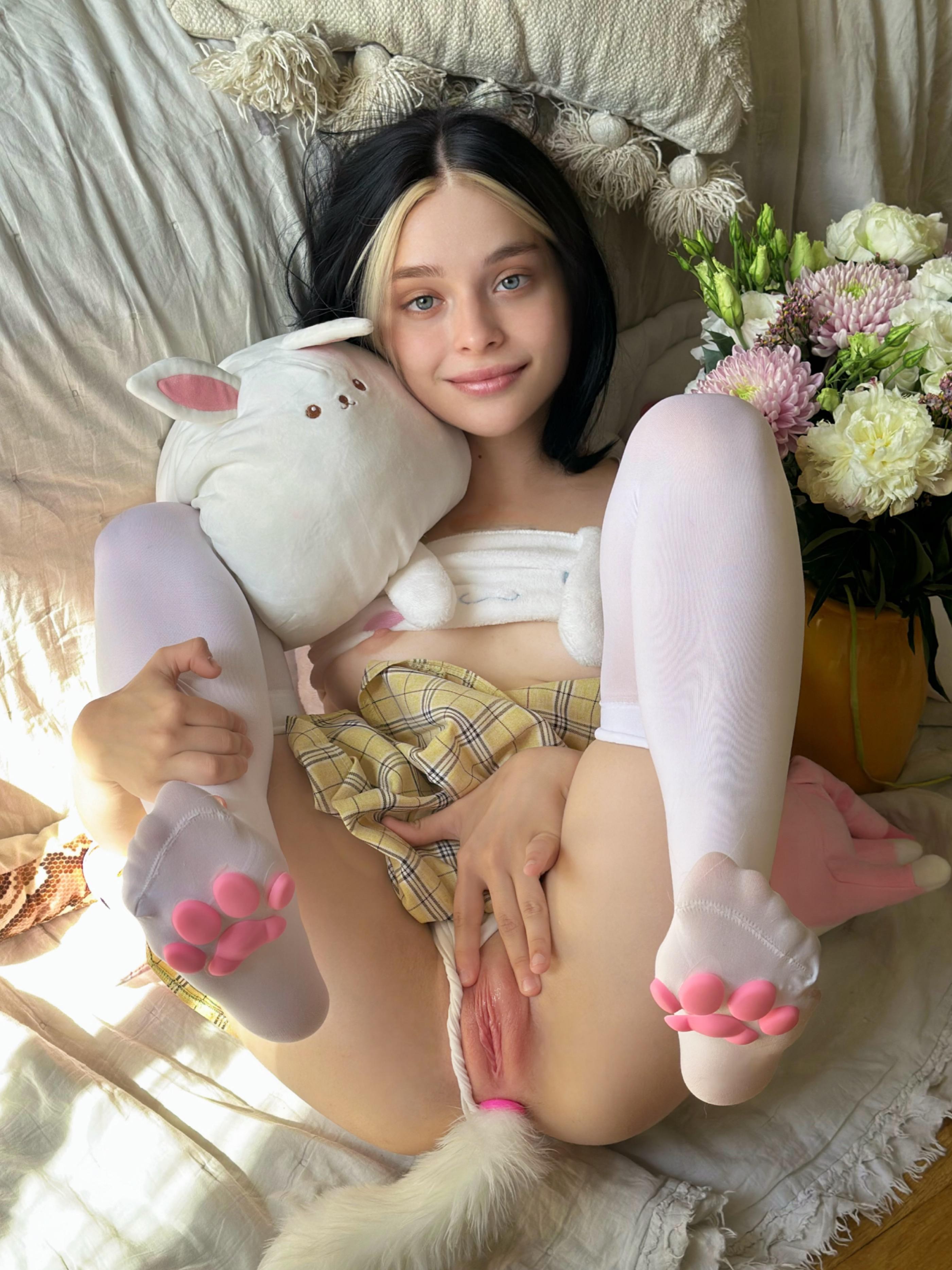 Amateur cute slim slut spreading