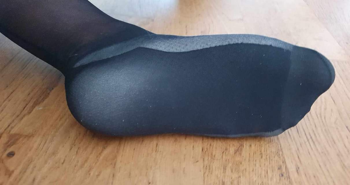 PIEDS EN COLLANT