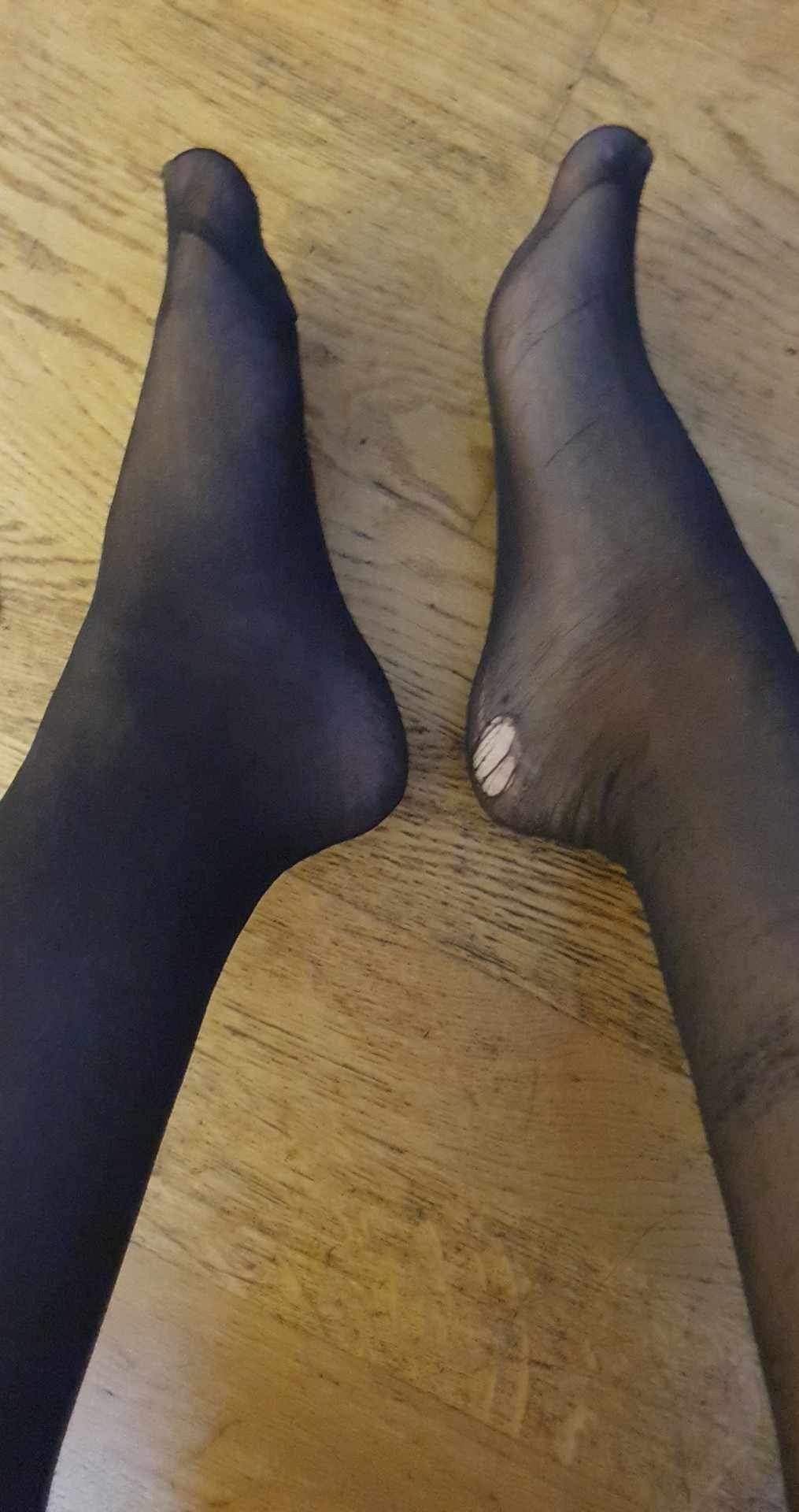 PIEDS EN COLLANT