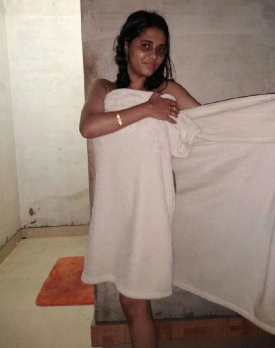 Indian mallu beautiful girl leaked pic(old)