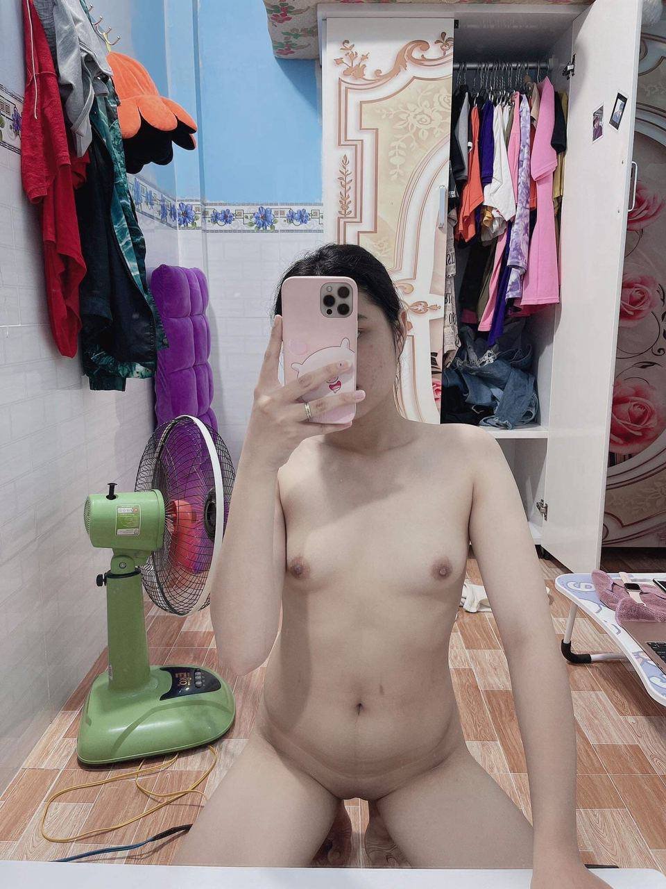 Vietnam Leaked - Selfie in front of mirror