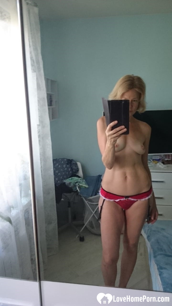A mature girl shows us her sexy lingerie