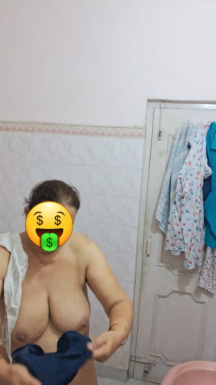Indian mom leaked bathing nudes